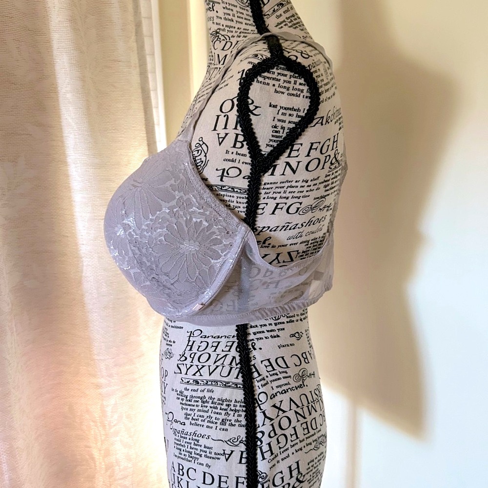 Victoria’s Secret lined razor back bra, size 40 D front closure Lace